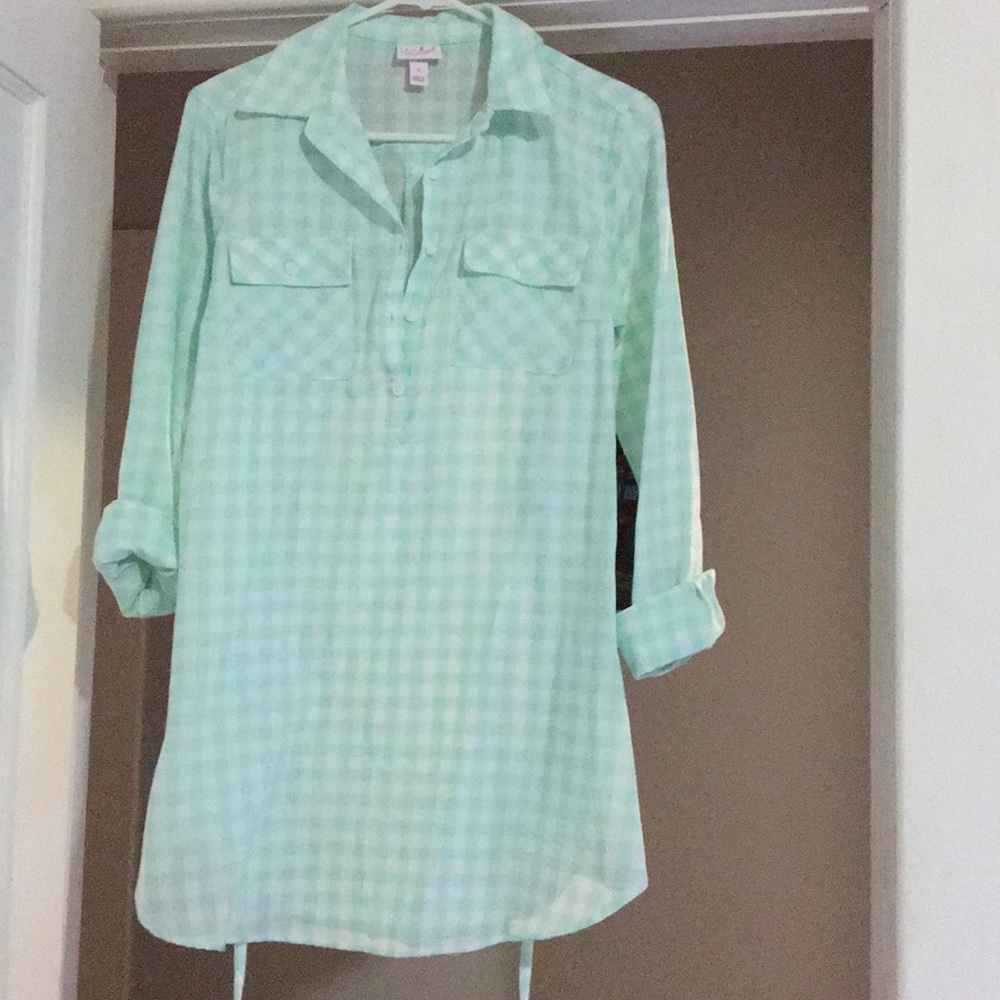 Long shirt. NEVER WORN !